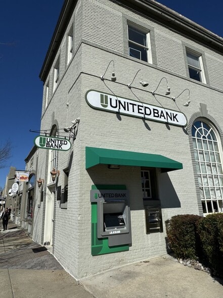 2401-2419 and 2525 Mt Vernon Ave portfolio of 5 properties for sale on LoopNet.ca - Building Photo - Image 3 of 10