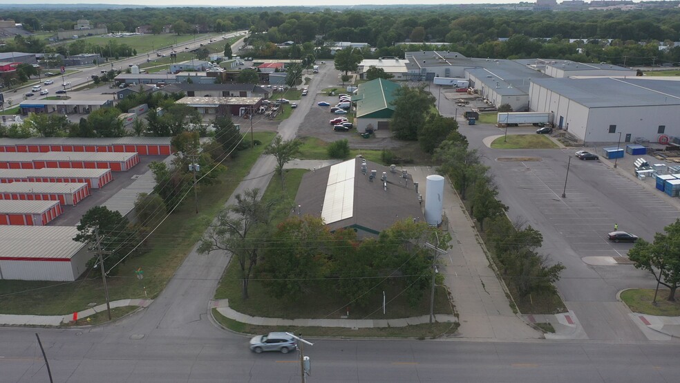 2205 Haskell Ave, Lawrence, KS à vendre - Vidéo sur l’inscription commerciale - Image 2 de 25