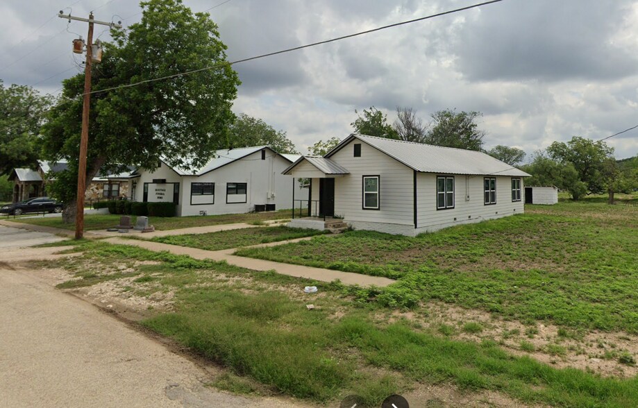 902 Bevans St., Menard, TX à vendre - Photo du bâtiment - Image 2 de 3