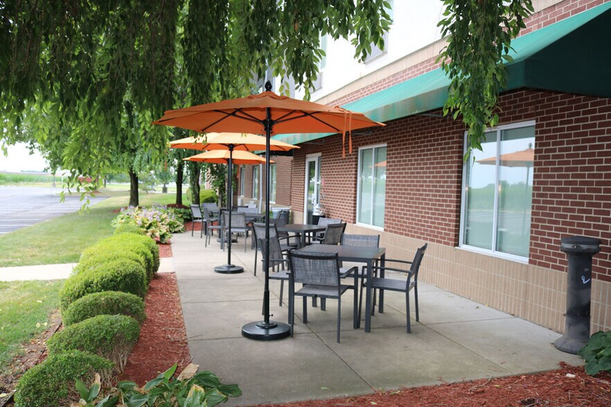 327 Fountains Pky, Fairview Heights, IL à vendre - Photo du bâtiment - Image 3 de 16