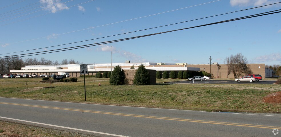 2727 Tucker St, Burlington, NC for lease - Building Photo - Image 2 of 10