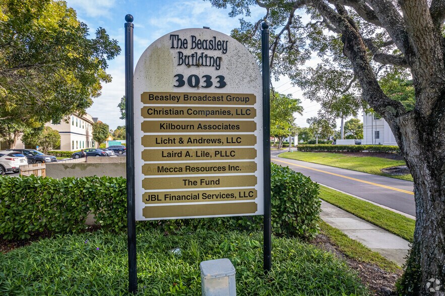 3033 Riviera Dr, Naples, FL à louer - Photo du bâtiment - Image 3 de 6