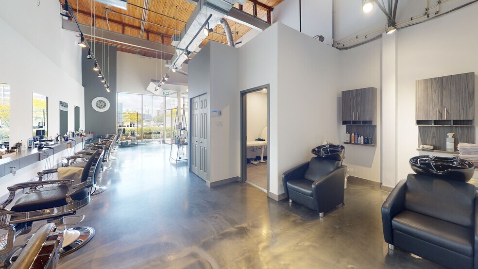 5327-5349 Rue Ferrier, Montréal, QC à louer - Photo intérieure - Image 2 de 27