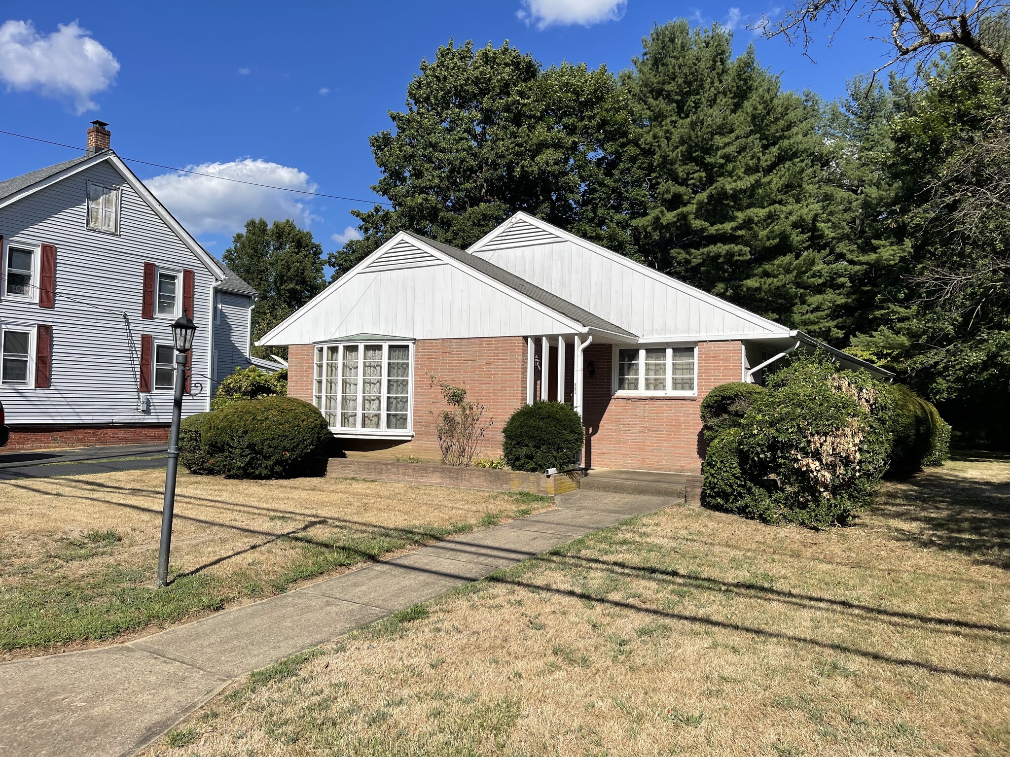 605 N Main St, Hightstown, NJ à vendre Photo du bâtiment- Image 1 de 1