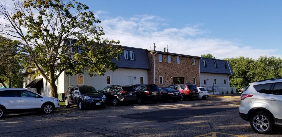2499 Rice St, Roseville, MN à louer - Photo du bâtiment - Image 3 de 15