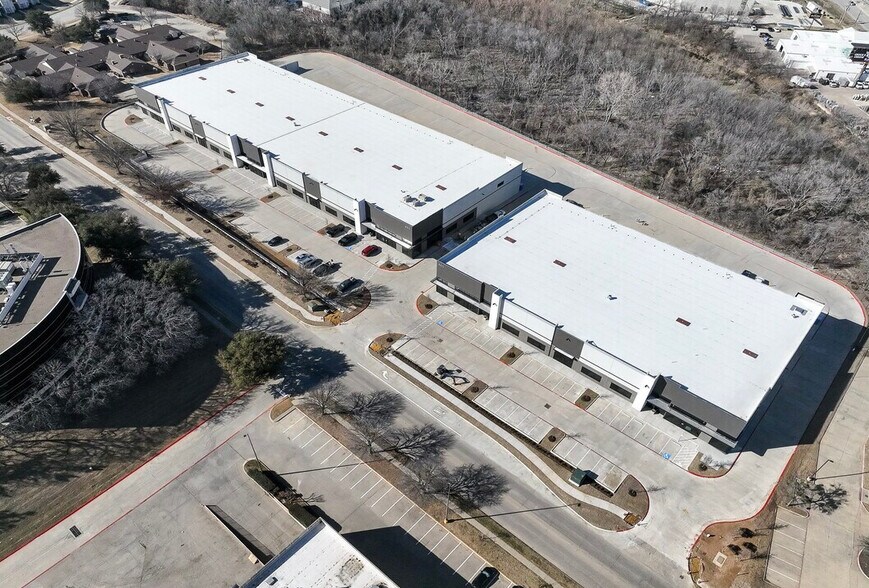 420 Oakbend Dr, Lewisville, TX à louer - Photo du bâtiment - Image 2 de 5