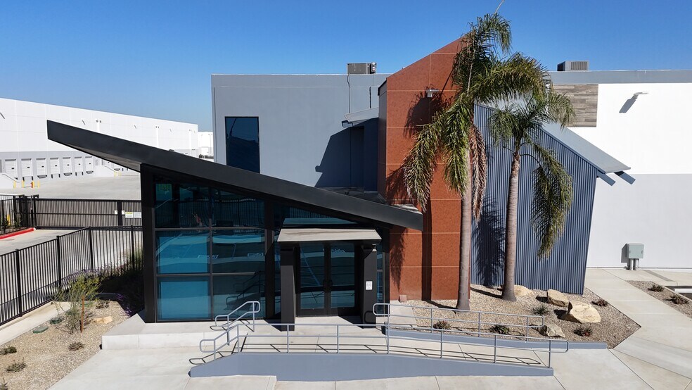 16325 S Main St, Gardena, CA à louer - Photo du bâtiment - Image 2 de 12