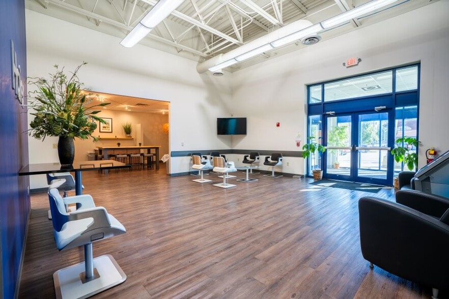 900 W Indiana St, Evansville, IN for lease - Interior Photo - Image 2 of 32