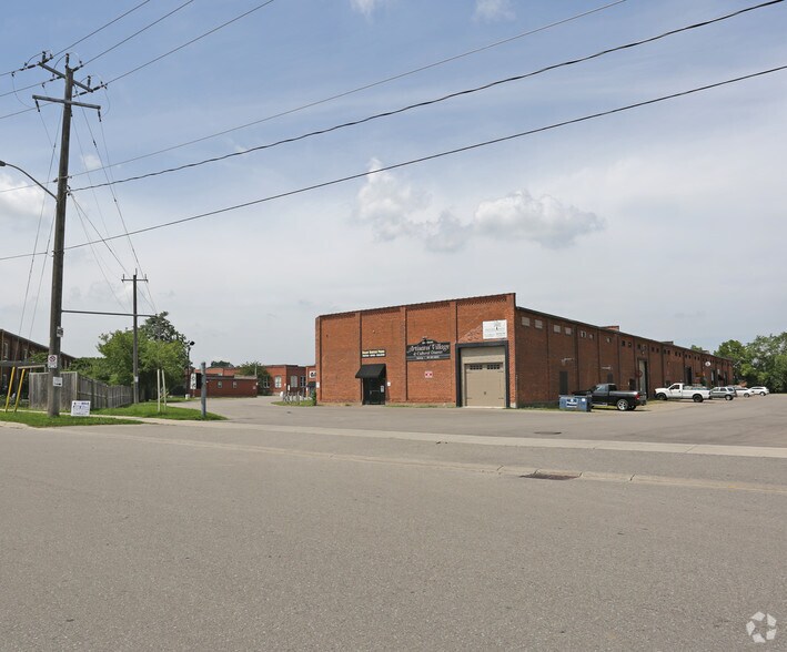 111 Sherwood Dr, Brantford, ON à louer - Photo du bâtiment - Image 3 de 3