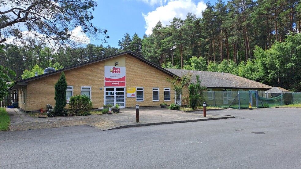 301A The Fairway, Farnborough for lease - Primary Photo - Image 1 of 2