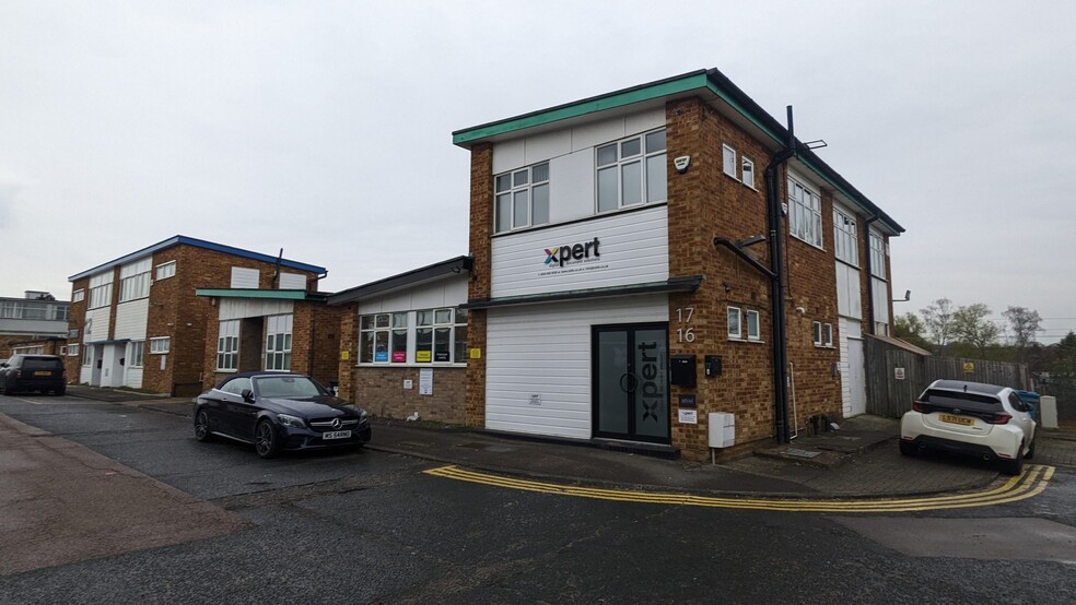 16-17 Station Clos, Potters Bar for sale - Building Photo - Image 1 of 5