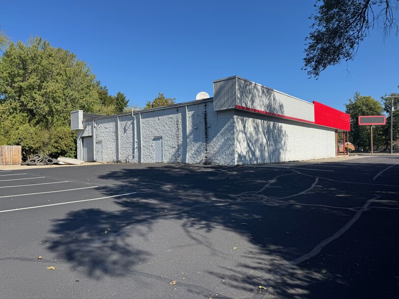 6410 Bluffton Rd, Fort Wayne, IN à louer - Photo du bâtiment - Image 2 de 4