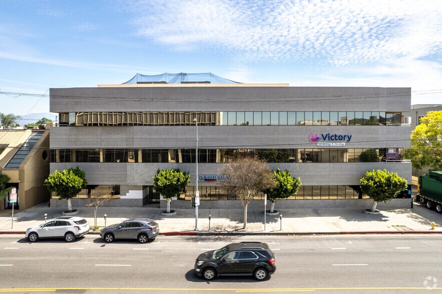 4940 Van Nuys Blvd, Sherman Oaks, CA for lease - Building Photo - Image 2 of 7