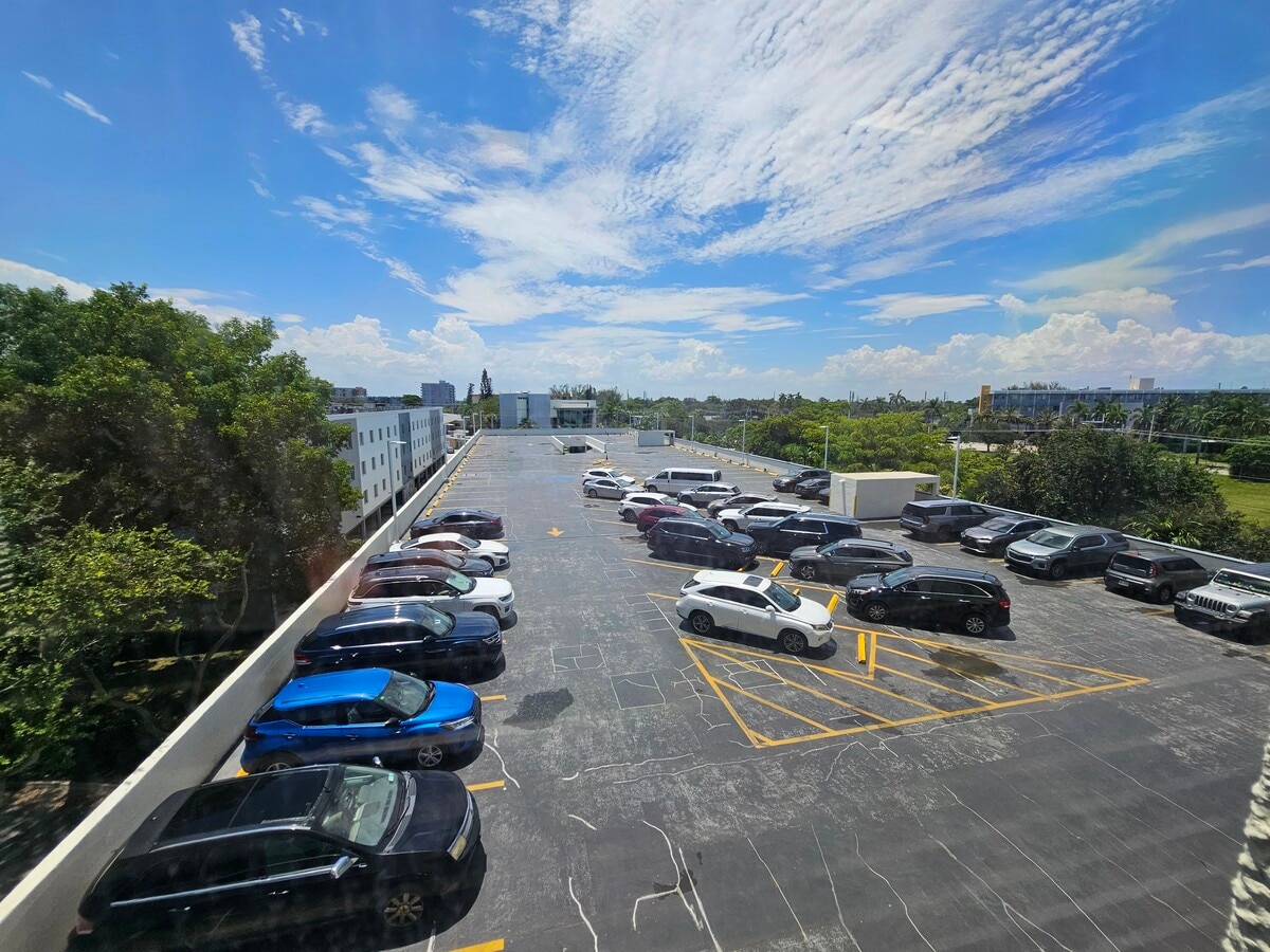12550 Biscayne Blvd, North Miami, FL 33181 - Unité 407 -  - Photo intérieure - Image 2 of 13