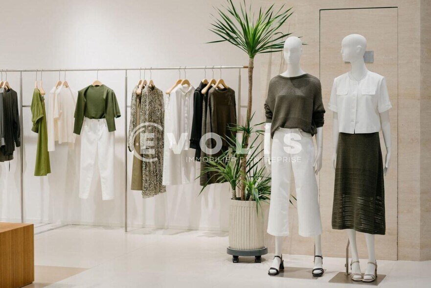 Retail in Magny Le Hongre for lease - Interior Photo - Image 3 of 6