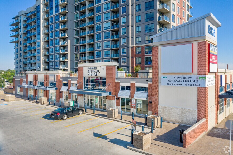 8835 Macleod Trl SW, Calgary, AB à louer - Photo du bâtiment - Image 2 de 12