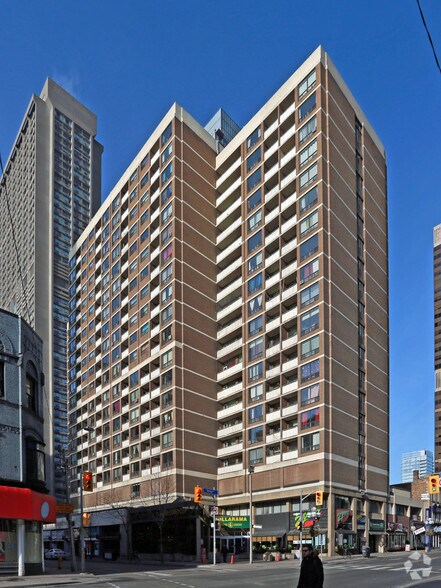 730 Yonge St, Toronto, ON à vendre - Photo principale - Image 1 de 1