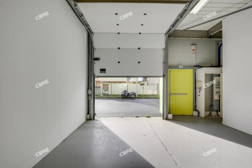 Flex in Morangis for lease - Interior Photo - Image 3 of 8