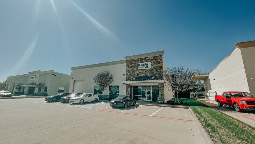 8727 Fallbrook Dr, Houston, TX for lease - Building Photo - Image 2 of 7