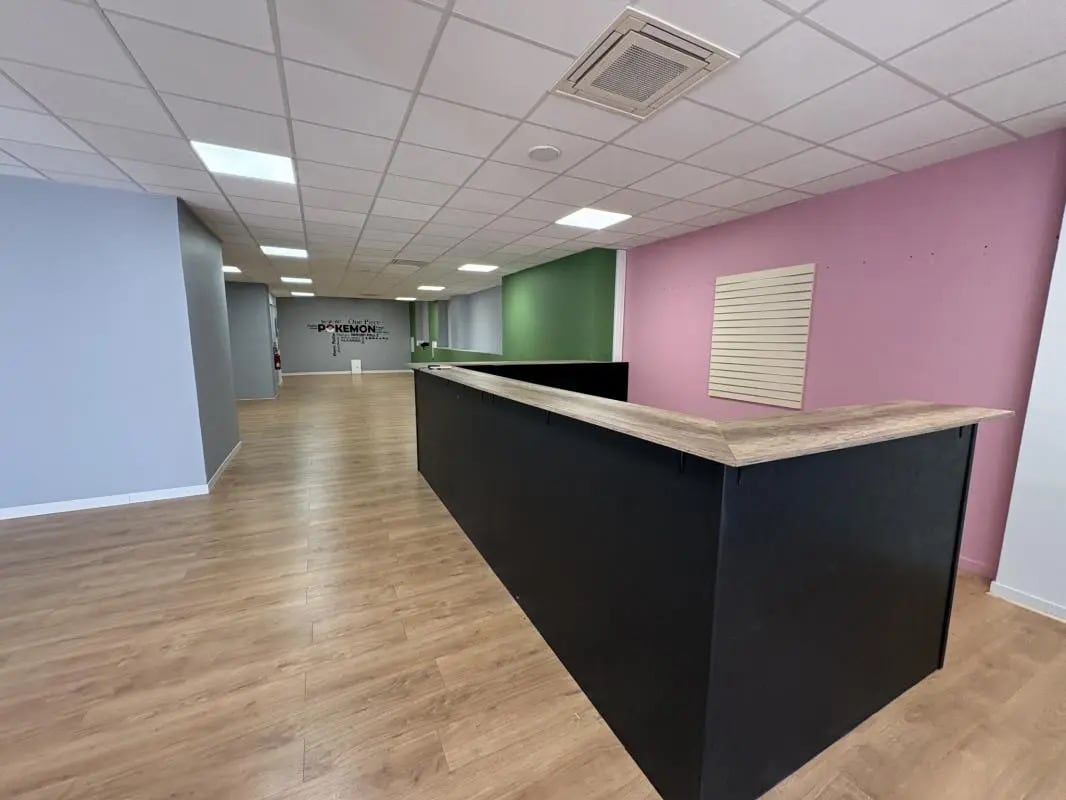 Retail in Marseille for lease Building Photo- Image 1 of 11