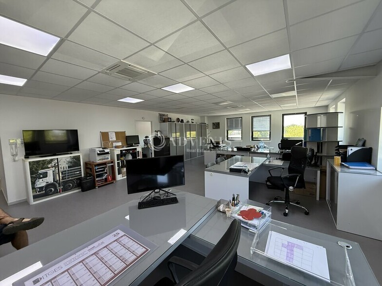 Office in Bussy-Saint-Georges for sale - Interior Photo - Image 1 of 7