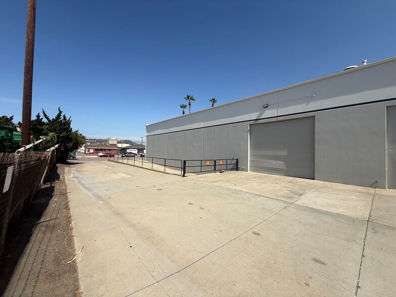 1545-1575 Pioneer Way, El Cajon, CA à louer - Photo du bâtiment - Image 3 de 11