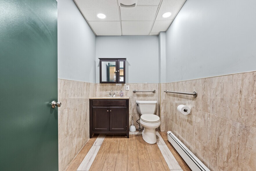 120 S 2nd St, New Hyde Park, NY à vendre - Photo du bâtiment - Image 3 de 23