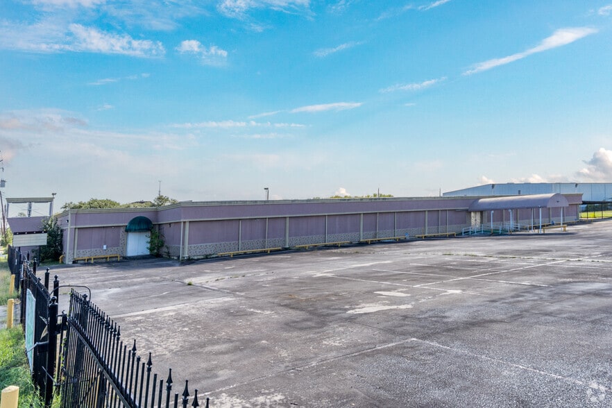 9120 Winkler Dr, Houston, TX for lease - Building Photo - Image 1 of 27