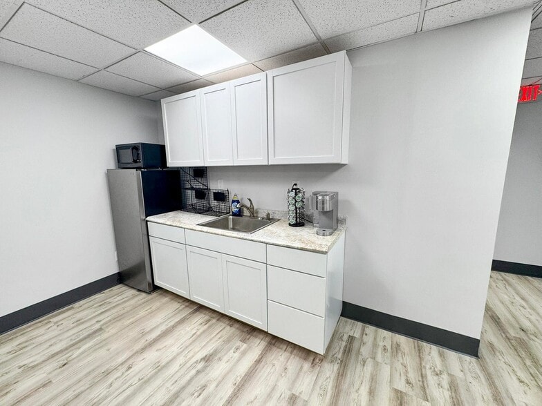 225 Aberdeen Dr, Valparaiso, IN for sale - Building Photo - Image 3 of 17