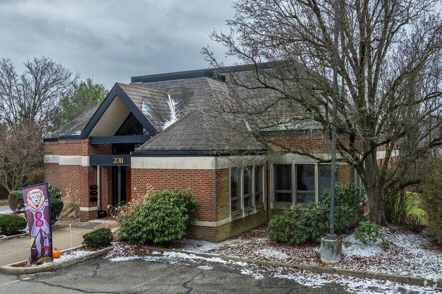 2311 Bethel Church Rd, Bethel Park, PA à louer - Photo du bâtiment - Image 3 de 4