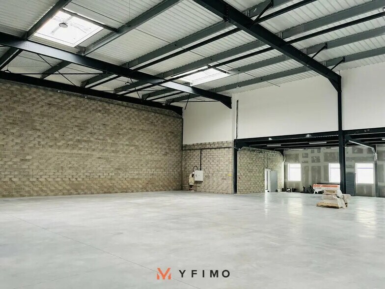 Flex in Élancourt for lease - Interior Photo - Image 2 of 4