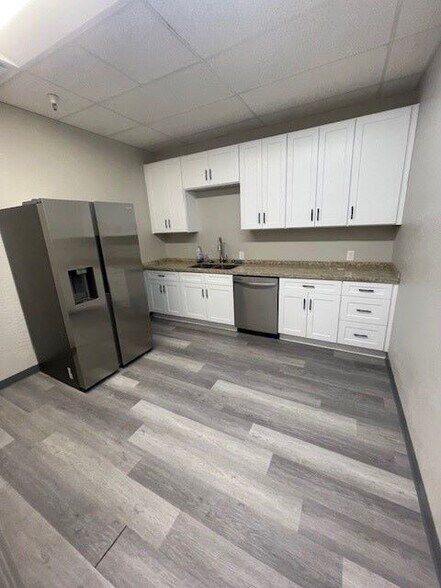 155 E Shaw Ave, Fresno, CA à louer - Photo du bâtiment - Image 2 de 10