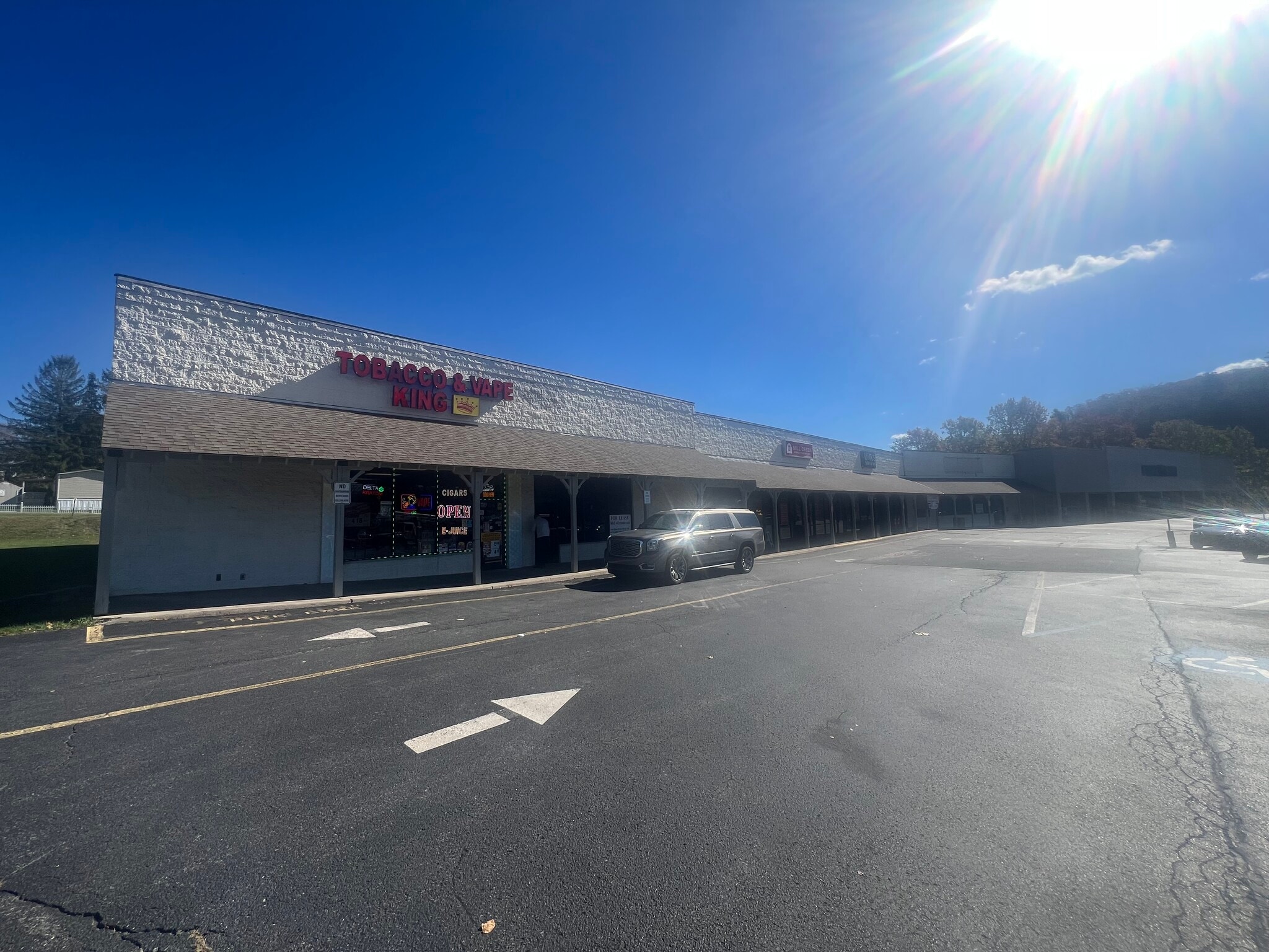 198 Pocahontas Trl, White Sulphur Springs, WV à louer Photo du bâtiment- Image 1 de 5