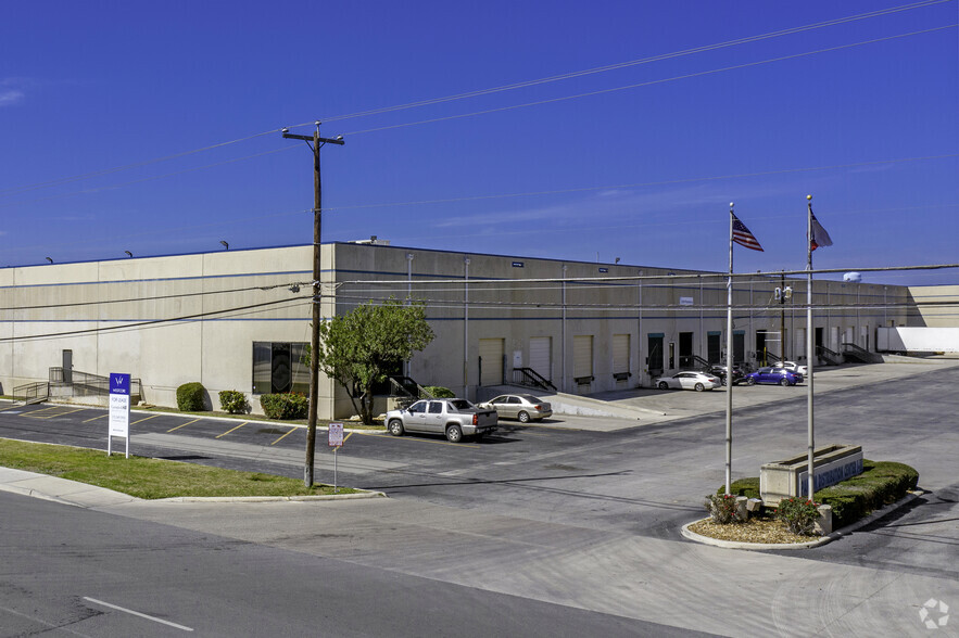 3331-3347 N Panam Expy, San Antonio, TX for lease - Building Photo - Image 1 of 7