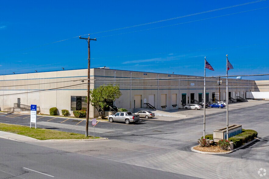 3331-3347 N Panam Expy, San Antonio, TX à louer - Photo du bâtiment - Image 1 de 7