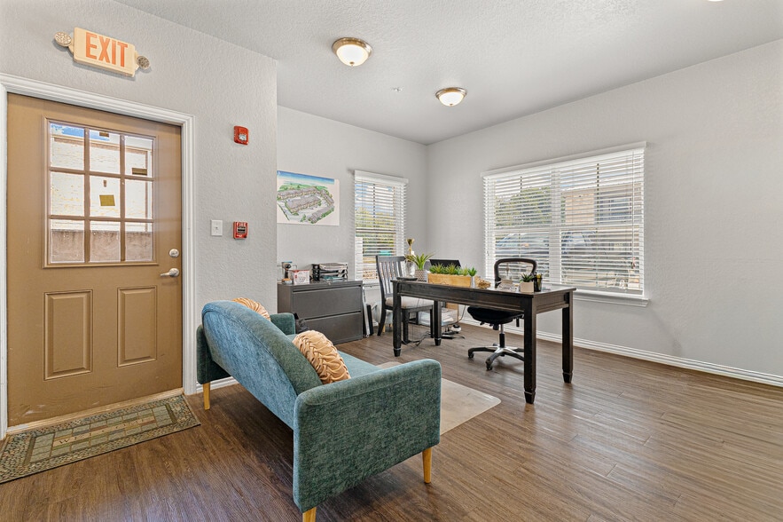 1407 Sidney Baker St, Kerrville, TX for sale - Interior Photo - Image 2 of 38