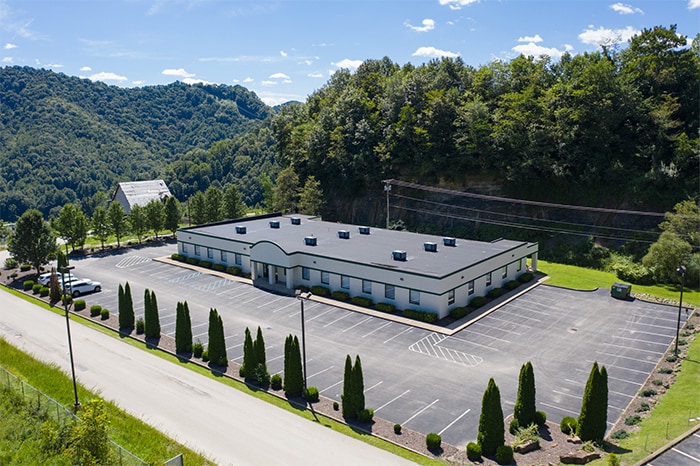 1101 George Kostas Dr, Logan, WV à vendre - Photo du bâtiment - Image 1 de 7