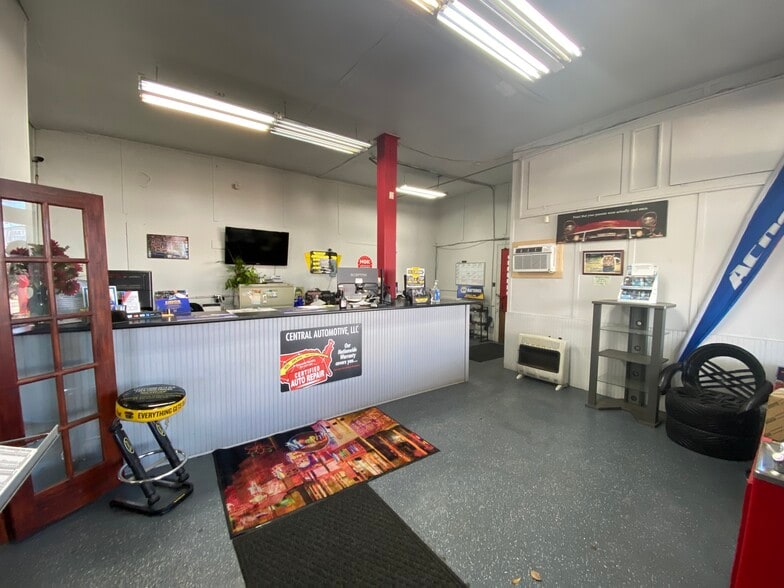 2189 Central Ave, Memphis, TN for lease - Lobby - Image 3 of 11