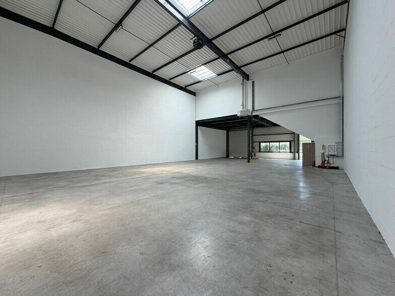 Flex in Lieusaint for lease - Building Photo - Image 1 of 4