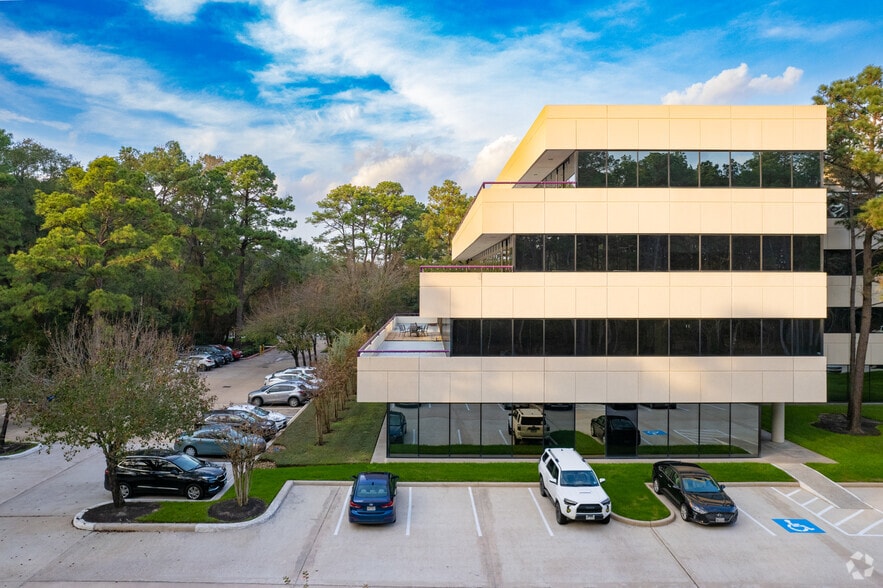 14950 Heathrow Forest Pky, Houston, TX à louer - Photo du bâtiment - Image 2 de 16