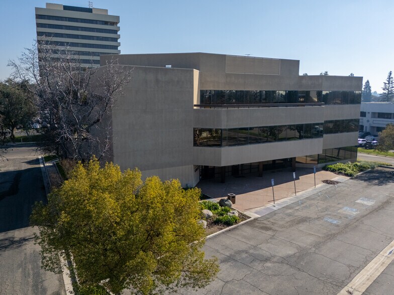 901 Tower Way, Bakersfield, CA à vendre - Photo du bâtiment - Image 3 de 11