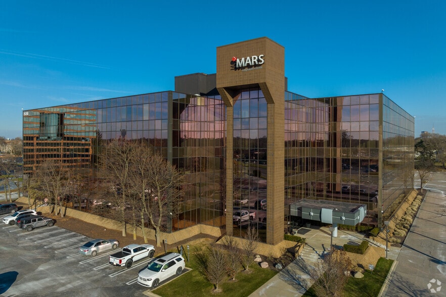 25200 Telegraph Rd, Southfield, MI for lease - Building Photo - Image 1 of 28