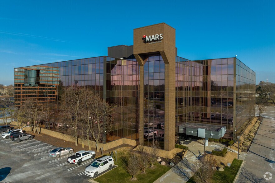 25200 Telegraph Rd, Southfield, MI à louer - Photo du bâtiment - Image 1 de 28