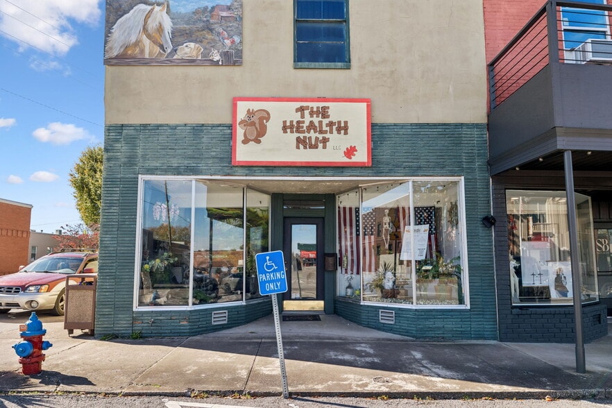 220 Public Sq, Lafayette, TN à vendre - Photo du bâtiment - Image 2 de 35