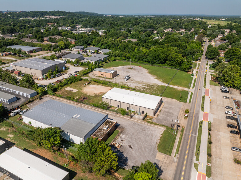 535 W Poplar St, Fayetteville, AR for lease - Building Photo - Image 2 of 39