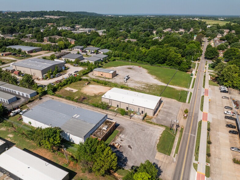 535 W Poplar St, Fayetteville, AR à louer - Photo du bâtiment - Image 2 de 39