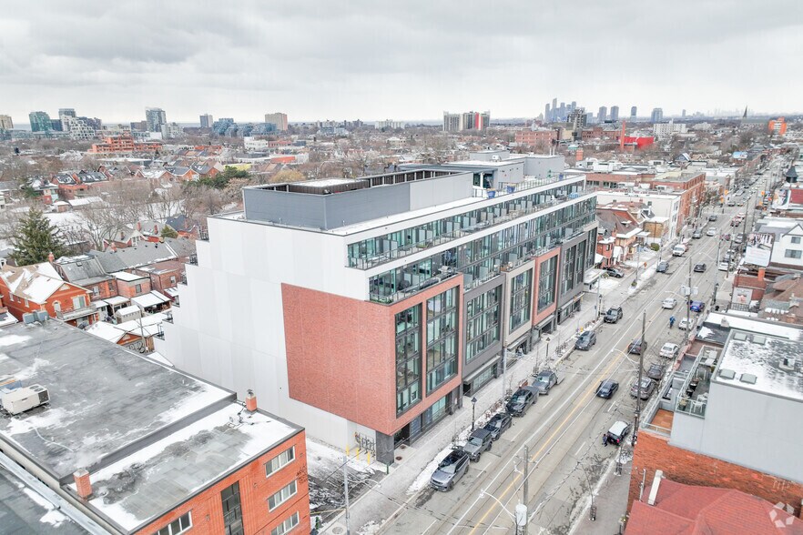 897 College St, Toronto, ON à louer - Photo du bâtiment - Image 2 de 9