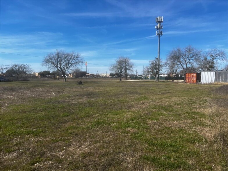 1405 S Commerce St, Lockhart, TX for lease - Building Photo - Image 1 of 8