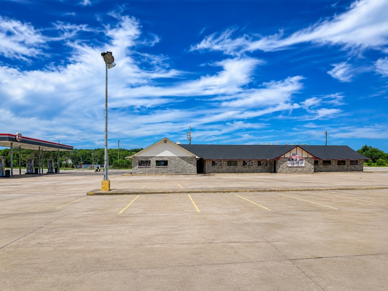 102 Dewey Bartlett Ave, Henryetta, OK for sale - Building Photo - Image 2 of 7