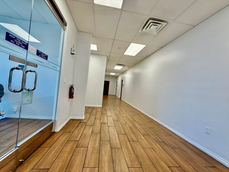 20011 Ventura Blvd, Woodland Hills, CA for lease - Interior Photo - Image 3 of 9